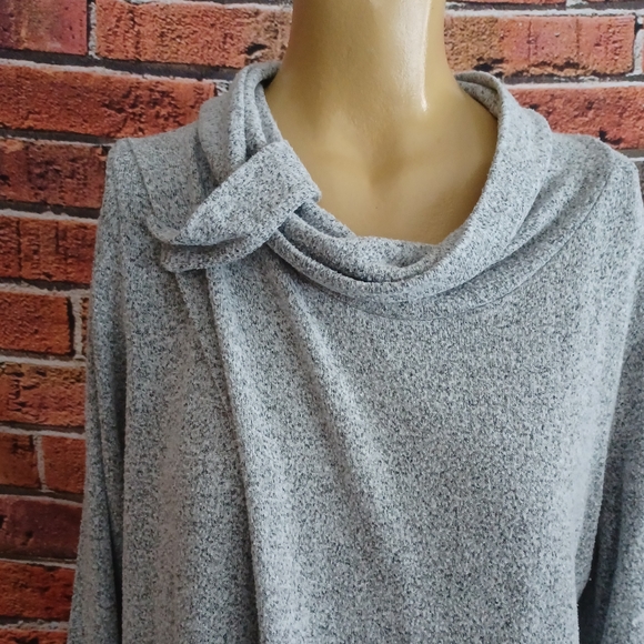 Frumos sweater - Picture 3 of 10